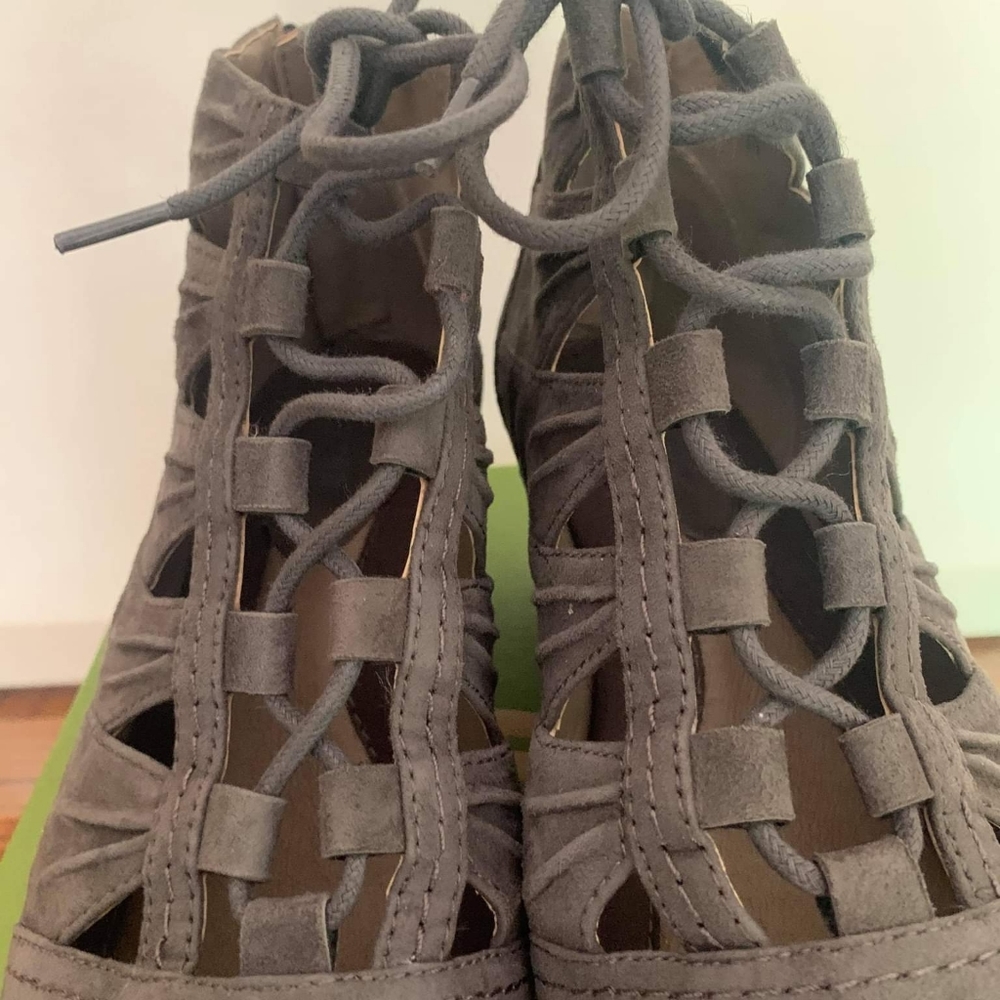 Earth Shoes - Picture 2 of 7